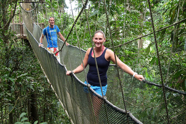 Caroline en Sytse op de canopy walkway